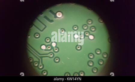 Image au microscope optique à environ 30x de grossissement montrant des traces et vias gravé sur la partie transversale d'une carte de circuit imprimé (PCB), 2016. Banque D'Images