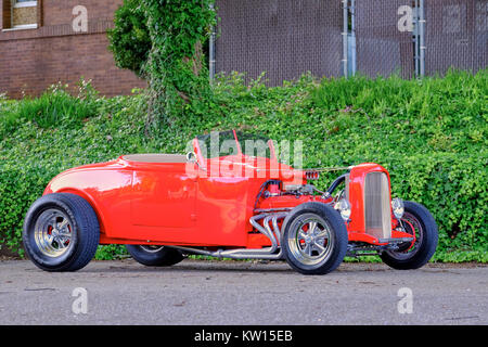 1932 Ford hot rod roadster rouge sur l'affichage vue latérale montrant ouvrir le compartiment moteur. Banque D'Images