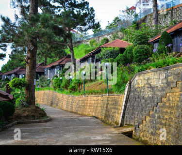 Dalat, Vietnam - Nov 25, 2017. Maisons en bois de luxe resort dans Dalat, Vietnam. L'architecture de Dalat est dominé par le thème de la col Banque D'Images