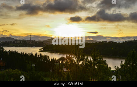 Coucher de soleil sur le lac Xuan Huong à Dalat, au Vietnam. Banque D'Images