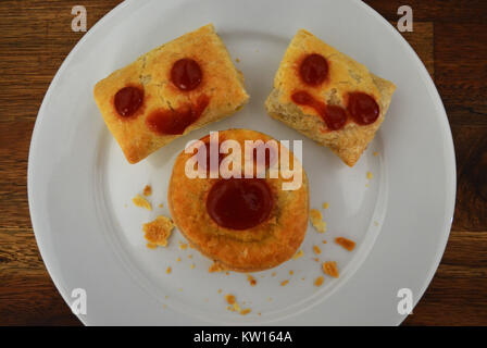 Pâté à la viande et saucisses rouleaux sur la plaque avec la sauce ketchup tomates Banque D'Images