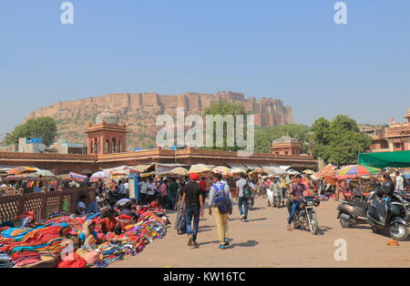 Personnes visitent Sardar street market à Jodhpur en Inde. Banque D'Images