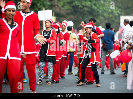 Habillés de couleurs vives sur santa fait flashmob de Buon Natale christmas fest 2017 thrissur thrissur, Kerala, Inde,une célébration de Noël unique lor Banque D'Images