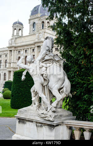 La sculpture de l'homme cheval d'élevage, Taming a Maria-Theresien-Platz, Vienne, Autriche Banque D'Images