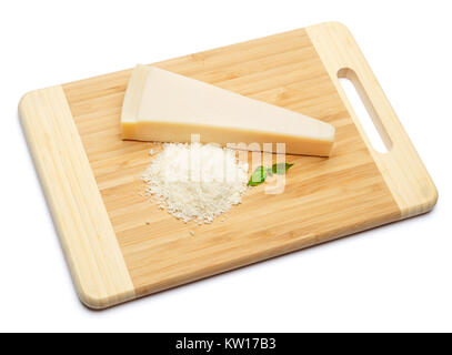 Un morceau de Parmesan et du fromage râpé sur une planche à découper fond blanc Banque D'Images