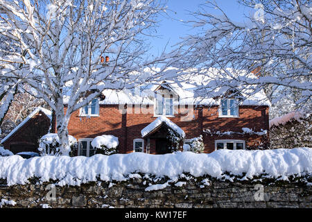 Les fortes chutes de neige en décembre 2017 dans la région de Acton Burnell, Shropshire, propriétés de gauche à la pittoresque et très Christmasy. Banque D'Images