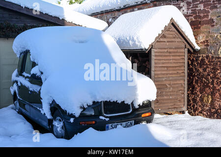 Les fortes chutes de neige en décembre 2017 dans la région de Acton Burnell, Shropshire, propriétés de gauche à la pittoresque et très Christmasy. Banque D'Images