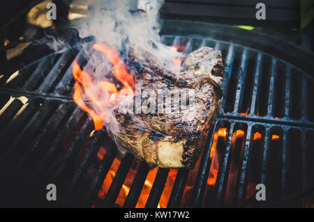 Un gros morceau de viande de boeuf marbré en feu. barbecue avec une délicieuse viande grillée sur le barbecue Banque D'Images