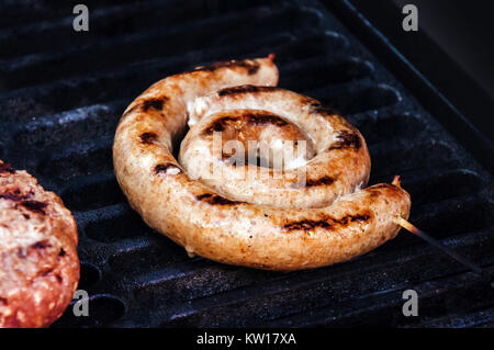 Ingrédients pour hot-dog, pour Burger. Délicieux appétissante saucisse frite tordu les petites grille de métal. Belles bandes frits sur la peau de l'sausag Banque D'Images