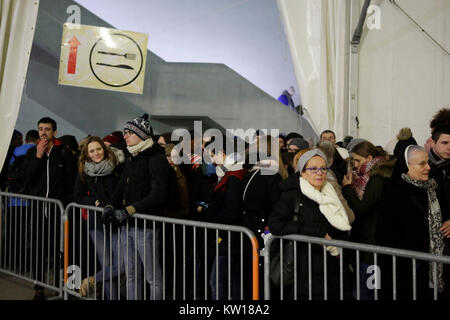 Bâle, Suisse. 28 Dec, 2017. Les pèlerins d'attente pour le repas du soir la distribution. Autour de 20 000 pèlerins de l'Europe et au-delà se sont réunis à Bâle en Suisse pour la réunion européenne de la jeunesse de la communauté de Taizé sur le thème Le Pèlerinage de confiance sur la terre". La communauté de Taizé est un ordre monastique chrétien interconfessionnel de la France. Crédit : Michael Debets/Pacific Press/Alamy Live News Banque D'Images