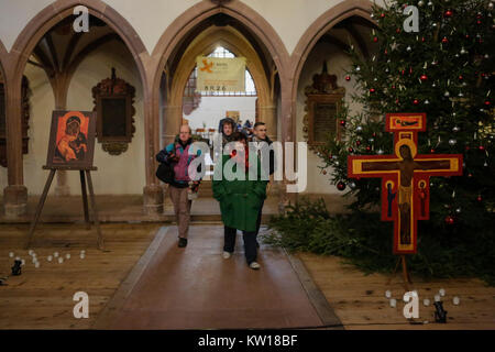 Bâle, Suisse. 28 Dec, 2017. Les pèlerins quittent la Peterkirche, d'aller à leurs familles d'accueil. Plusieurs milliers de jeunes pèlerins d'Europe et de l'arrivé à Bâle en Suisse pour la conférence européenne annuelle sur la réunion des jeunes de la communauté œcuménique de Taizé. La réunion de prières et de la méditation est tenu sous la devise "Pèlerinage de confiance sur la terre" et est le 40e anniversaire de la réunion. Crédit : Michael Debets/Pacific Press/Alamy Live News Banque D'Images