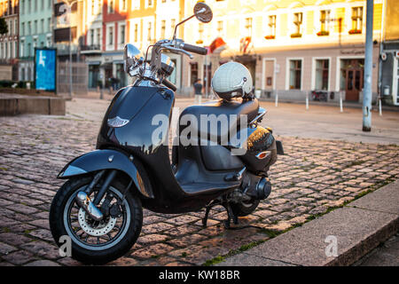 Retro moto scooter sur la rue. Banque D'Images
