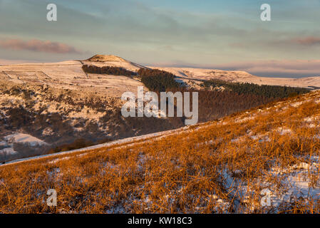 Belle matinée d'hiver au bord Bamford dans le Peak District, Derbyshire, Angleterre. Vue de gagner Hil. Dans le bracken orange avant-plan. Banque D'Images