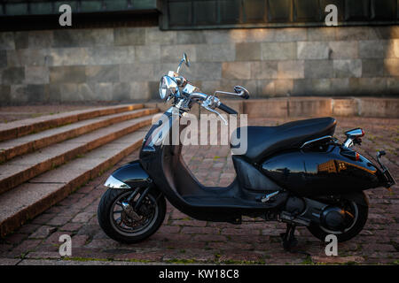 Retro moto scooter sur la rue. Banque D'Images