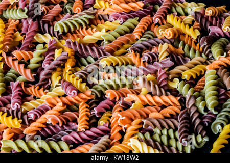Fusillis aux couleurs vives. Spirale multicolore macaroni. Libre Banque D'Images