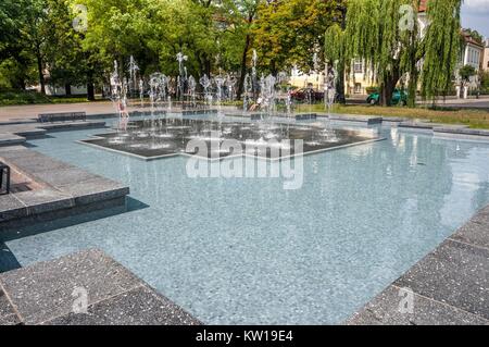 Fontaine en face de la philharmonie. Bydgoszcz, Pologne, voïvodie de Cujavie-Poméranie. Banque D'Images