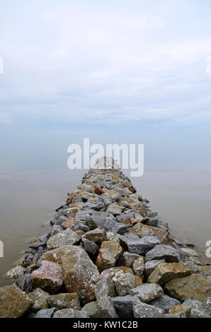 Les roches empilées à la plage. wave breaker Banque D'Images