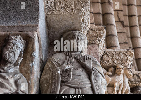 Avila. L'Espagne. - Le 22 janvier 2014 : Détail du portique côté. Basilique romane de San Vicente. Basilique romane située dans la région de Avila. L'Espagne. Banque D'Images