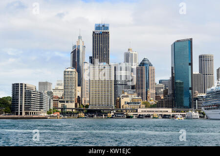 Approche pour le terminal de ferry de Circular Quay et des immeubles de grande hauteur dans le quartier central des affaires de Sydney - Sydney, New South Wales, Australia Banque D'Images