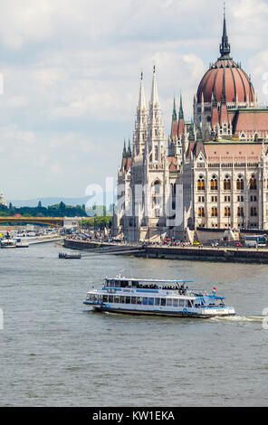 Bâtiment du Parlement hongrois, Pest, sur les rives du Danube et le pont et bateau de croisière à partir de Buda, Budapest, capitale de la Hongrie Banque D'Images