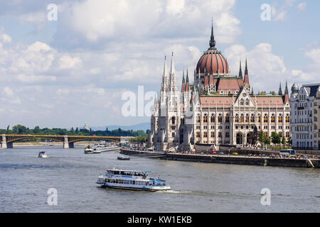 Bateau de croisière, Bâtiment du Parlement hongrois de Pest sur les rives du Danube et le pont, vue de Buda, Budapest, capitale de la Hongrie Banque D'Images