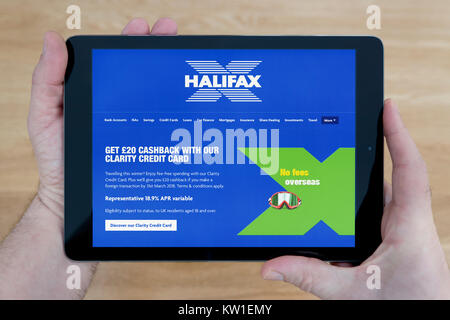 Un homme regarde la Halifax Building Society site sur son iPad tablet device, tourné contre une table en bois page contexte (usage éditorial uniquement) Banque D'Images