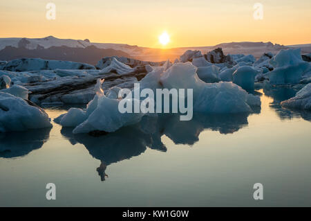 Coucher du soleil à Jokulsarlon glacier dans le sud de l'Islande près de Vik en été. Banque D'Images