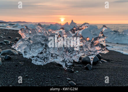 Détail d'un fragment de glace glaciaire au glacier Jökulsárlón Black diamond beach dans le sud de l'Islande près de Vik en été, l'Islande Banque D'Images