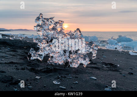 Détail d'un fragment de glace glaciaire au glacier Jökulsárlón Black diamond beach dans le sud de l'Islande près de Vik en été, l'Islande Banque D'Images