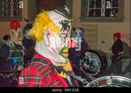 LUCERNE, SUISSE - Le 12 février 2015 : carnaval musiciens appelé Guggenmusigen soufflent leurs instruments dans une joyeuse cacophonie et des milliers de bizarr Banque D'Images