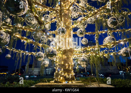 Rome, Italie - 19 décembre 2017 : la Piazza Venezia et le monument de Vittorio Emanuele II, et décoré avec de l'arbre de Noël illuminé. Banque D'Images