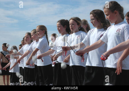 Les enfants de l'école effectuer poi traditionnel Maori dance, Nouvelle-Zélande Banque D'Images