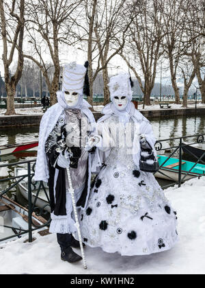 Annecy, France, Février 23, 2013 : Couple déguisé dans un beau costume blanc posant près d'un canal à Annecy. La France, au cours d'un carnaval vénitien. Banque D'Images