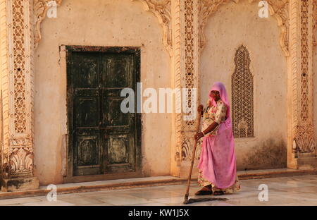 Femme indienne nettoie étage à Fort Mehrangarh à Jodhpur en Inde. Banque D'Images