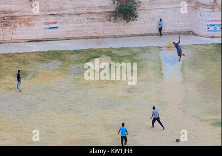 Les gens jouer au cricket à Jodhpur en Inde. Banque D'Images