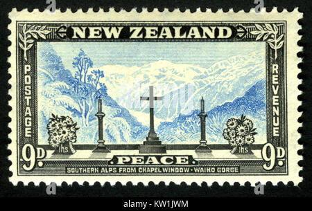 1946 Nouvelle-Zélande neuf pence poste représentant la paix de Franz Josef Glacier de la chapelle fenêtre à gorge Waiho Banque D'Images