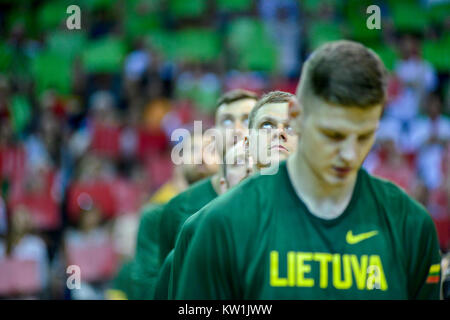 Comité permanent de l'équipe nationale de basket-ball lituanien pendant l'hymne national Banque D'Images