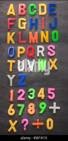 Alphabet plastique en couleur sur fond noir board Banque D'Images