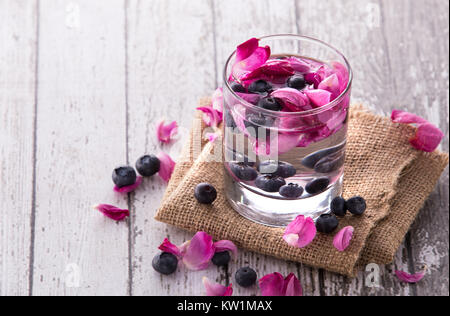 L'eau infusée à saveur de fruits frais mélange de rose et de bleuet Banque D'Images