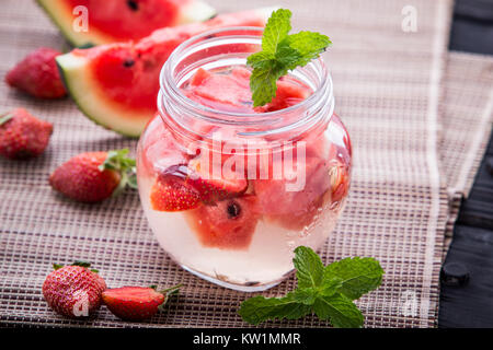 L'eau infusée mélange de fraise et melon Banque D'Images