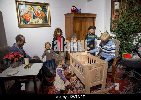 Varsovie, Pologne - 24 décembre 2017 : Crèche de Noël moderne. Consigner vos bagages gothique St. John's dans la décoration de Noël. Construit à l'origine dans le Banque D'Images