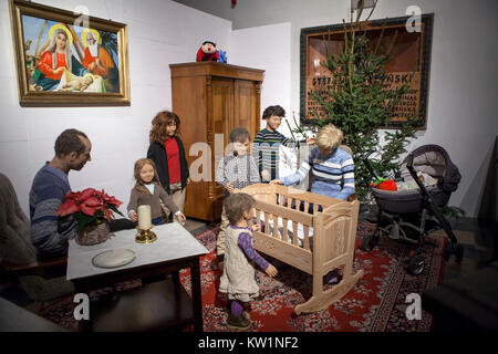 Varsovie, Pologne - 24 décembre 2017 : Crèche de Noël moderne. Consigner vos bagages gothique St. John's dans la décoration de Noël. Construit à l'origine dans le Banque D'Images