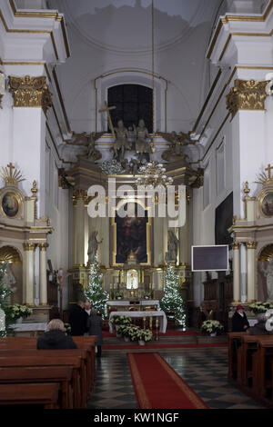 Varsovie, Pologne - 24 décembre 2017 : l'église de la Sainte Croix est un lieu de culte catholique romain en décoration de Noël. Banque D'Images