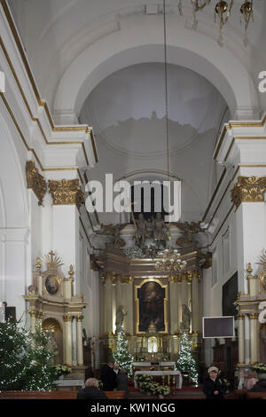 Varsovie, Pologne - 24 décembre 2017 : l'église de la Sainte Croix est un lieu de culte catholique romain en décoration de Noël. Banque D'Images