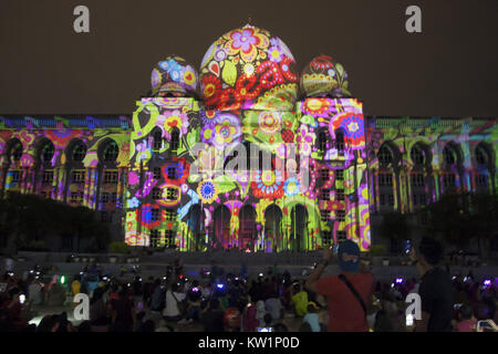 28 décembre 2017 - Putrajaya, Kuala Lumpur, Malaisie - Palais de Justice vu illuminé par une projection mapping colorés tandis que les visiteurs ont fait des souvenirs d'elle en prenant des photos...Festival de lumière et de mouvement (Putrajaya LAMPU) 2017 ont été hébergement par Putrajaya Corporation et c'est tenue le 28 au 31 décembre 2017. Le point saillant de ce festival est le grand cartographie projection qui allumeront le palais de justice avec la lumière. C'est la seule ville de Putrajaya en Malaisie entre de 76 villes dans le monde qui sont membres de la Communauté urbaine de l'éclairage International ( Banque D'Images