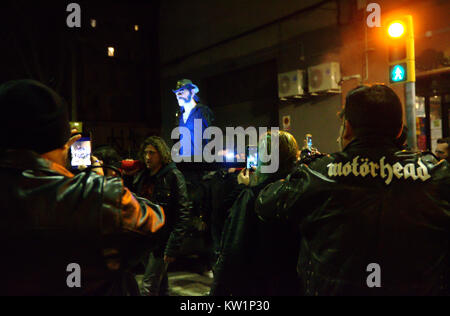 Barcelone, Espagne. 28 Dec, 2017. C'est le deuxième événement Lemmysyou, un hommage de Motörhead fans à Barcelone (Espagne) à Lemmy Kilmister qui est mort le 28 décembre. La procession a disparu de la barre à l'Rocksound Ceferino bar. Puis deux concerts ont eu lieu : Motörhits - Live Band - et '77 - un groupe qui sonne comme AC / DC - dans le Razzmatazz lieu. Quelques centaines de personnes ont pris une marche avec la figure de Lemmy. Credit : Fco Javier Rivas/Alamy Live News. Banque D'Images