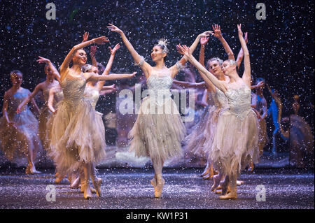 Le ballet Casse-Noisette, portée à l'Royal Albert Hall par le Birmingham Royal Ballet pour la première fois, entre 28 et 31 décembre 2017. Mise en scène à couper le souffle surtout pour le Royal Albert Hall, Casse-noisette dispose de 70 danseurs de ballet, de somptueux costumes, Simon Callow le grand-père de Clara voicing Drosselmeyer, un orchestre complet fournissant la note de Tchaïkovski, et l'état de l'art des projections vidéo par Tony Award Winning 59 Productions. Répétition générale. Le 28 décembre 2017. Crédit : Antony l'ortie/Alamy Live News Banque D'Images