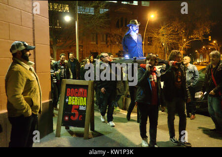 Barcelone, Espagne. 28 Dec, 2017. C'est le deuxième événement Lemmysyou, un hommage de Motörhead fans à Barcelone (Espagne) à Lemmy Kilmister qui est mort le 28 décembre. La procession a disparu de la barre à l'Rocksound Ceferino bar. Puis deux concerts ont eu lieu : Motörhits - Live Band - et '77 - un groupe qui sonne comme AC / DC - dans le Razzmatazz lieu. Quelques centaines de personnes ont pris une marche avec la figure de Lemmy. Credit : Fco Javier Rivas/Alamy Live News. Banque D'Images