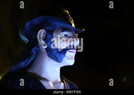 Barcelone, Espagne. 28 Dec, 2017. C'est le deuxième événement Lemmysyou, un hommage de Motörhead fans à Barcelone (Espagne) à Lemmy Kilmister qui est mort le 28 décembre. La procession a disparu de la barre à l'Rocksound Ceferino bar. Puis deux concerts ont eu lieu : Motörhits - Live Band - et '77 - un groupe qui sonne comme AC / DC - dans le Razzmatazz lieu. Quelques centaines de personnes ont pris une marche avec la figure de Lemmy. Credit : Fco Javier Rivas/Alamy Live News. Banque D'Images