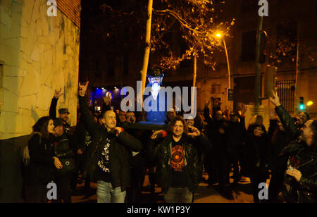 Barcelone, Espagne. 28 Dec, 2017. C'est le deuxième événement Lemmysyou, un hommage de Motörhead fans à Barcelone (Espagne) à Lemmy Kilmister qui est mort le 28 décembre. La procession a disparu de la barre à l'Rocksound Ceferino bar. Puis deux concerts ont eu lieu : Motörhits - Live Band - et '77 - un groupe qui sonne comme AC / DC - dans le Razzmatazz lieu. Quelques centaines de personnes ont pris une marche avec la figure de Lemmy. Credit : Fco Javier Rivas/Alamy Live News. Banque D'Images